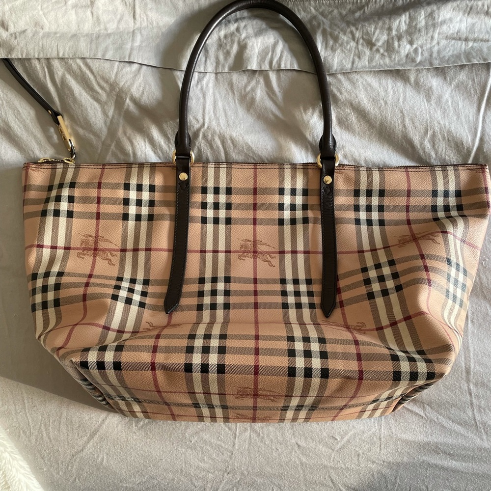 Burberry tote no signs of wear.